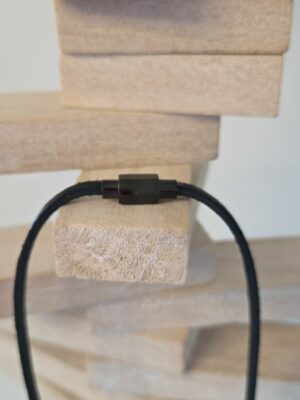 Collier homme en cuir carré noir, perles noires et argentées