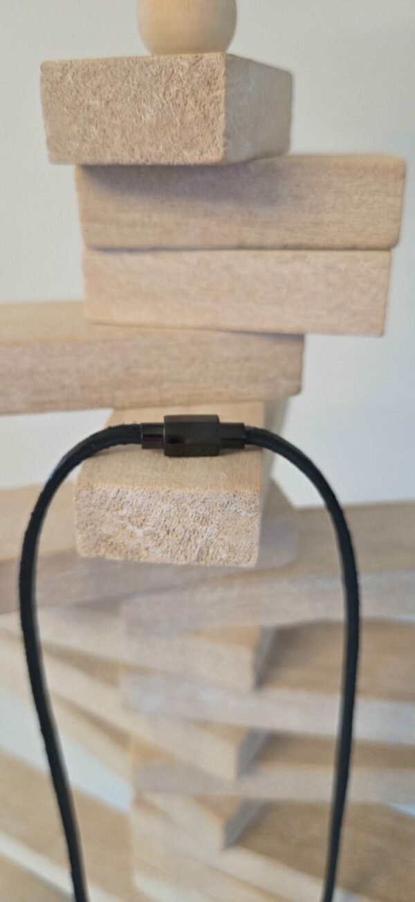 Collier homme en cuir carré noir, perles noires et argentées