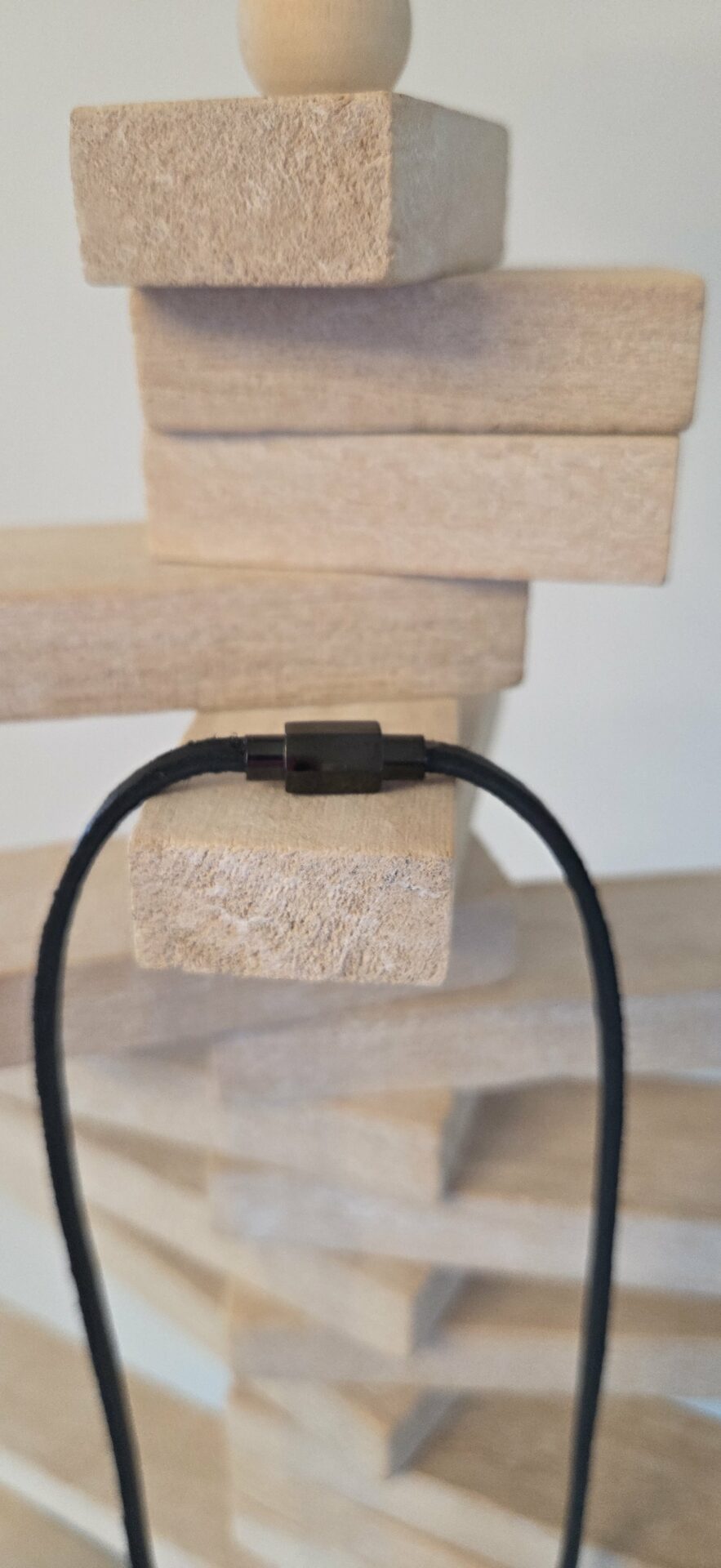 Collier homme en cuir carré noir, perles noires et argentées