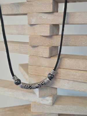 Collier homme en cuir carré noir, perles noires et argentées