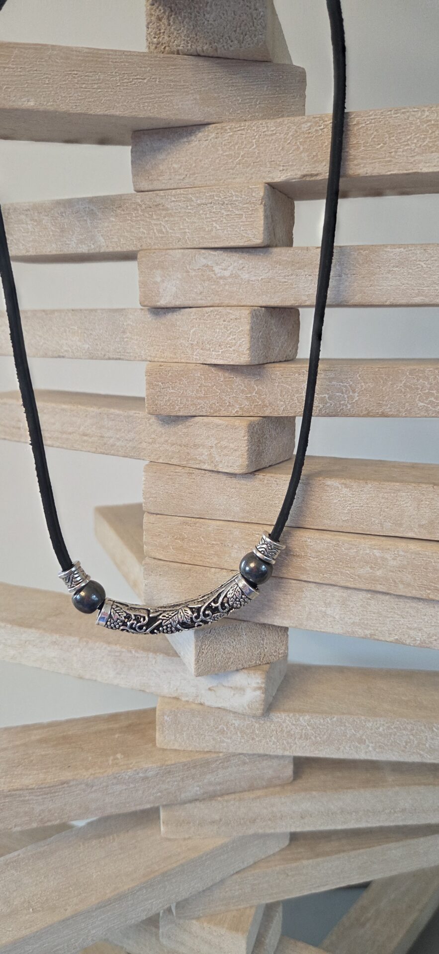 Collier homme en cuir carré noir, perles noires et argentées