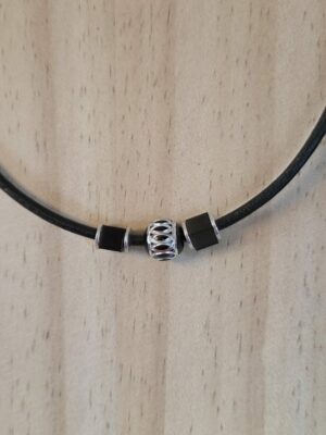 Collier homme en cuir rond noir, perles noires et argentées