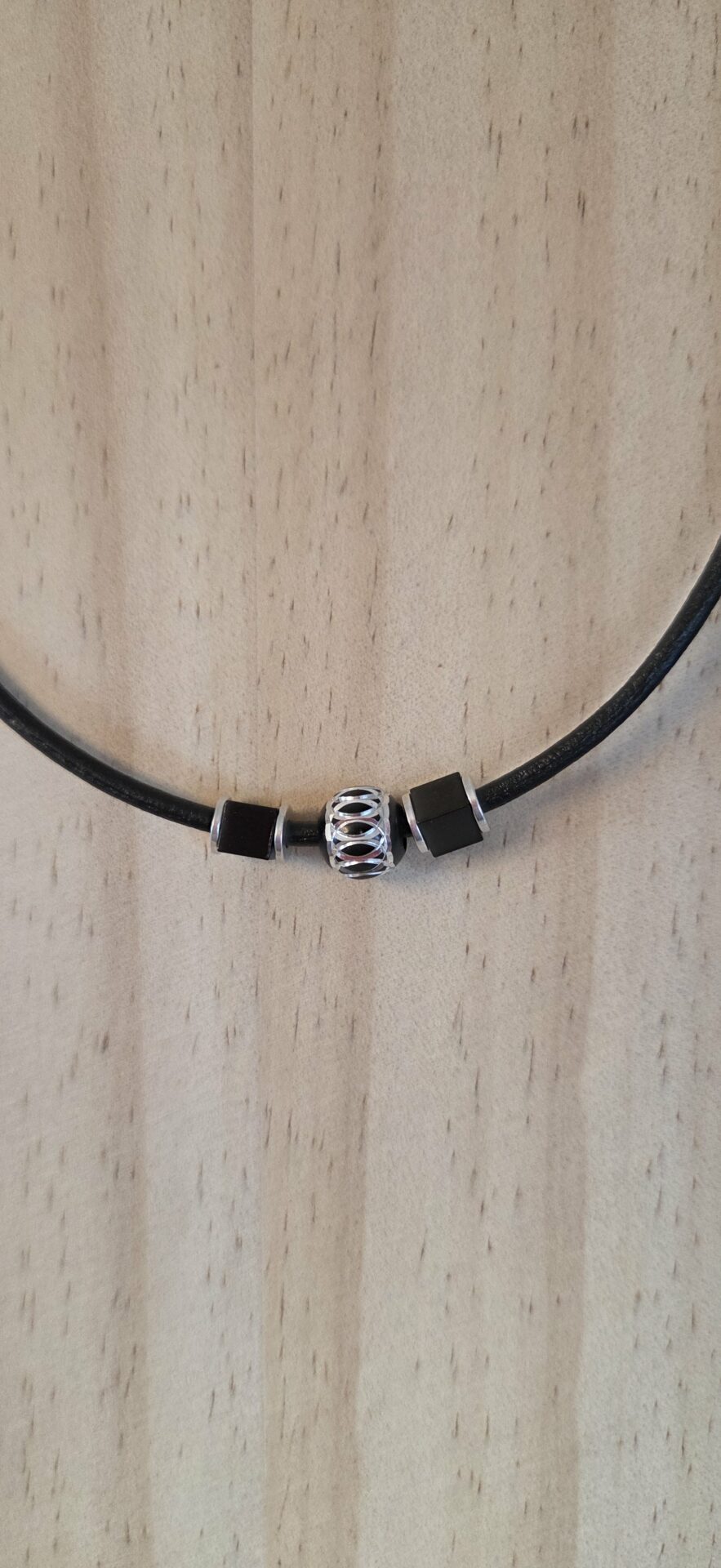 Collier homme en cuir rond noir, perles noires et argentées