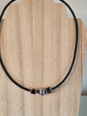 Collier homme en cuir rond noir, perles noires et argentées