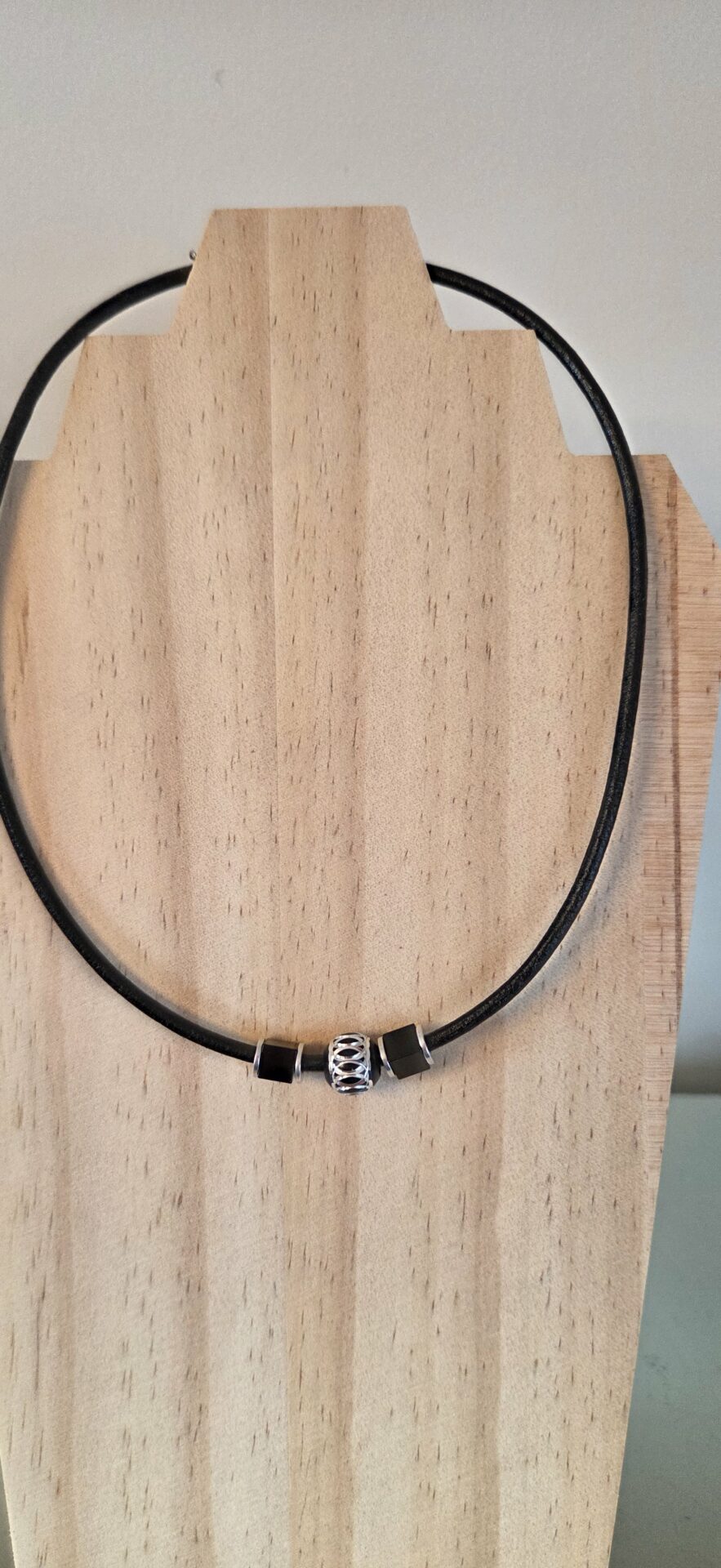 Collier homme en cuir rond noir, perles noires et argentées