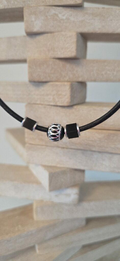 Collier homme en cuir rond noir, perles noires et argentées