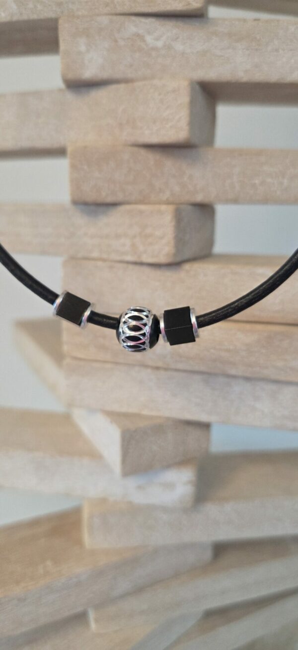 Collier homme en cuir rond noir, perles noires et argentées