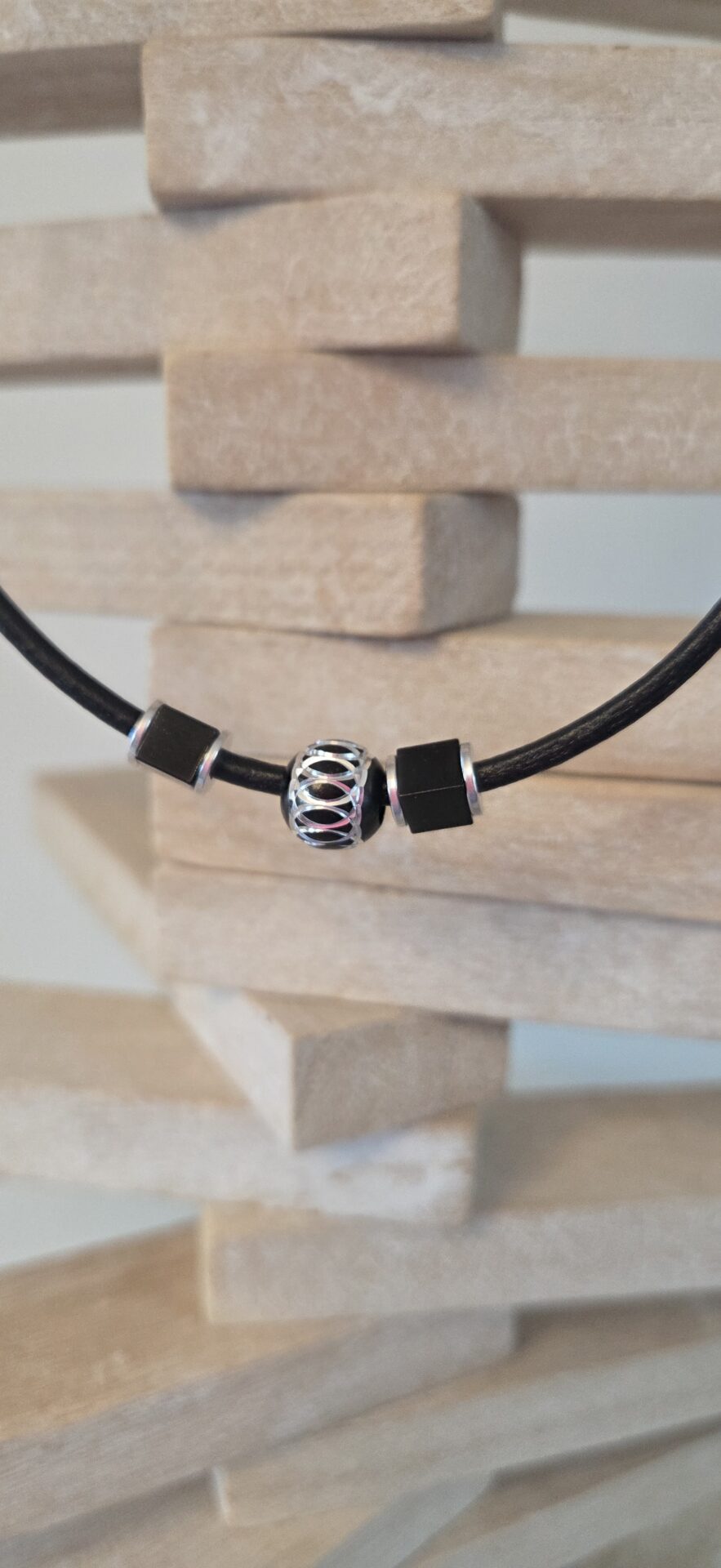 Collier homme en cuir rond noir, perles noires et argentées