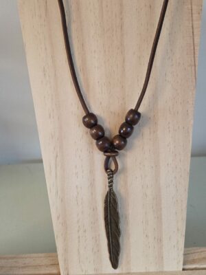 Collier homme en cuir carré marron et plume bronze