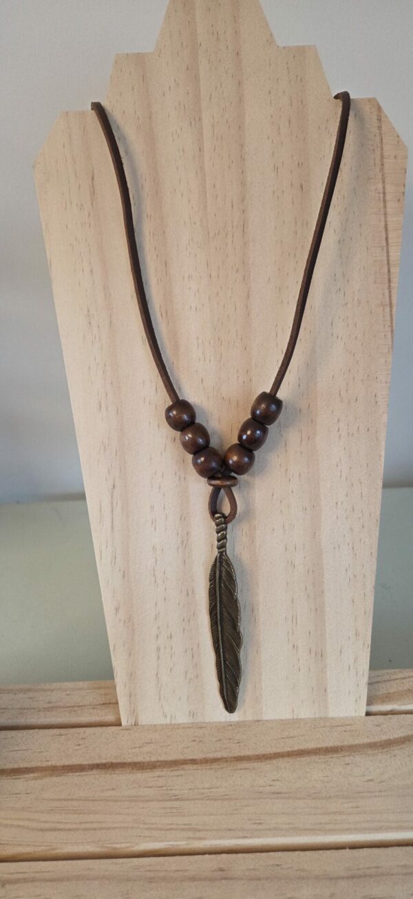 Collier homme en cuir carré marron et plume bronze