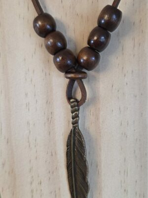 Collier homme en cuir carré marron et plume bronze