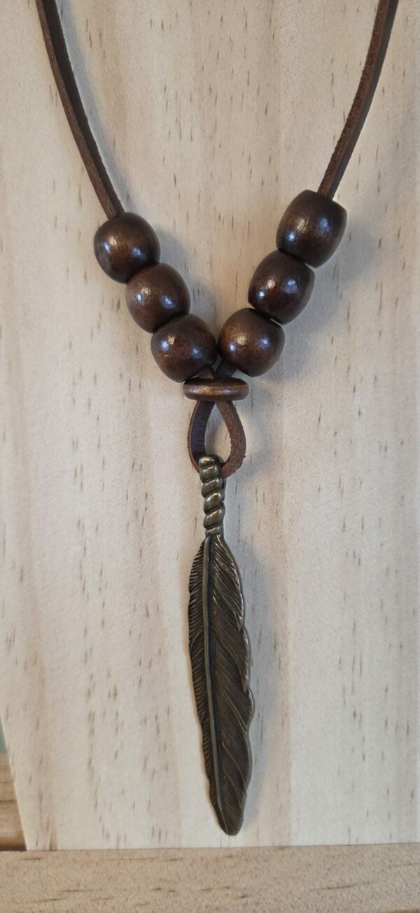 Collier homme en cuir carré marron et plume bronze