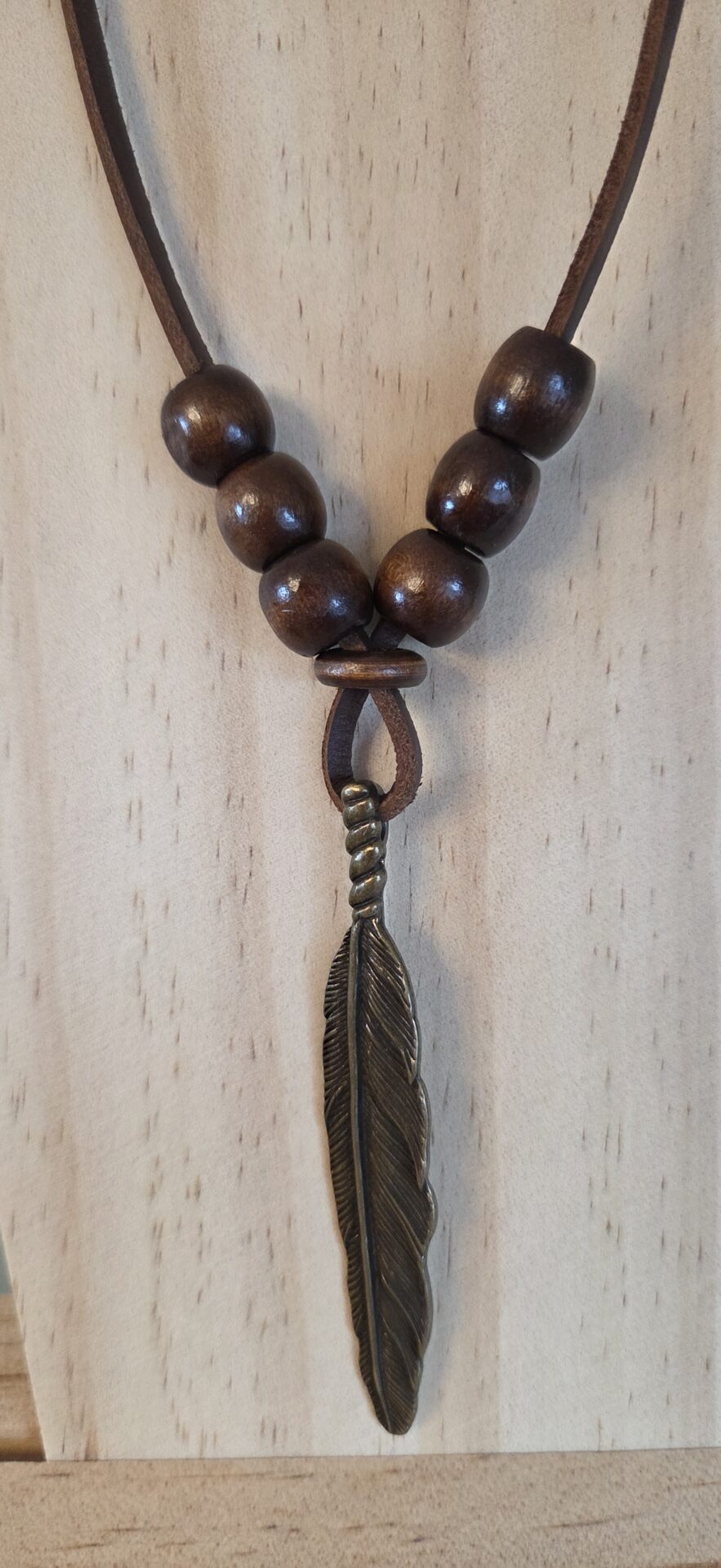 Collier homme en cuir carré marron et plume bronze