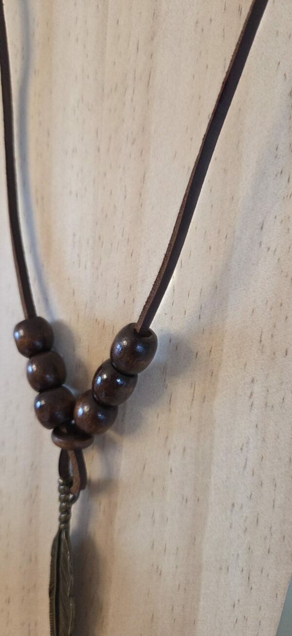 Collier homme en cuir carré marron et plume bronze
