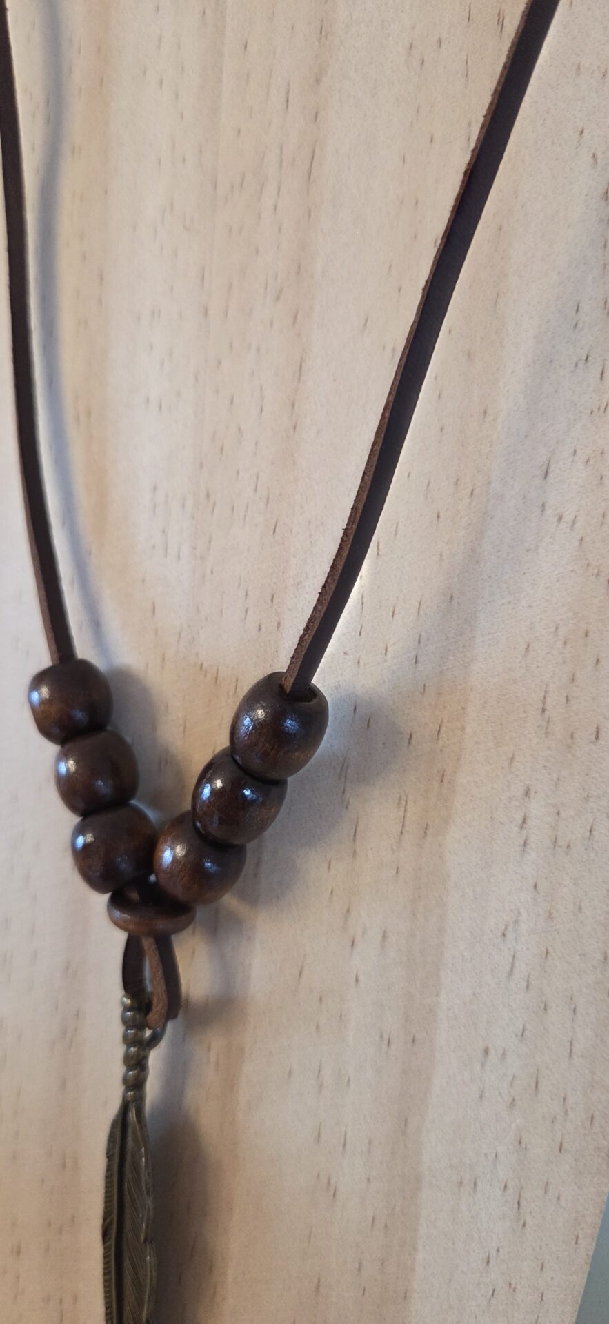Collier homme en cuir carré marron et plume bronze