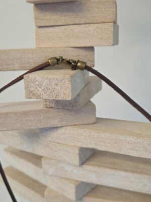 Collier homme en cuir carré marron et plume bronze