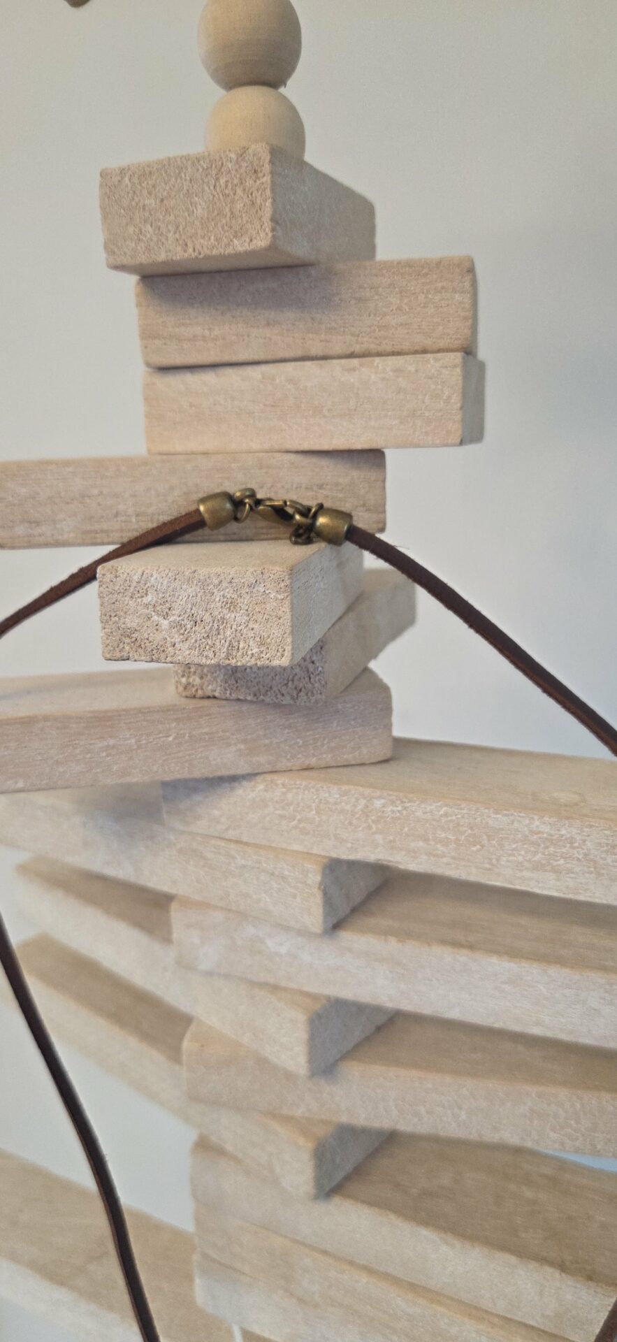 Collier homme en cuir carré marron et plume bronze