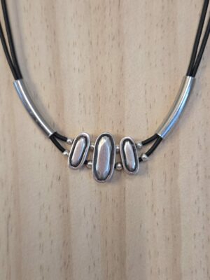 Collier femme cuir rond noir et passants et tubes argentés