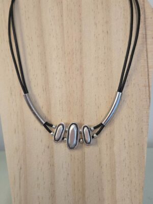 Collier femme cuir rond noir et passants et tubes argentés
