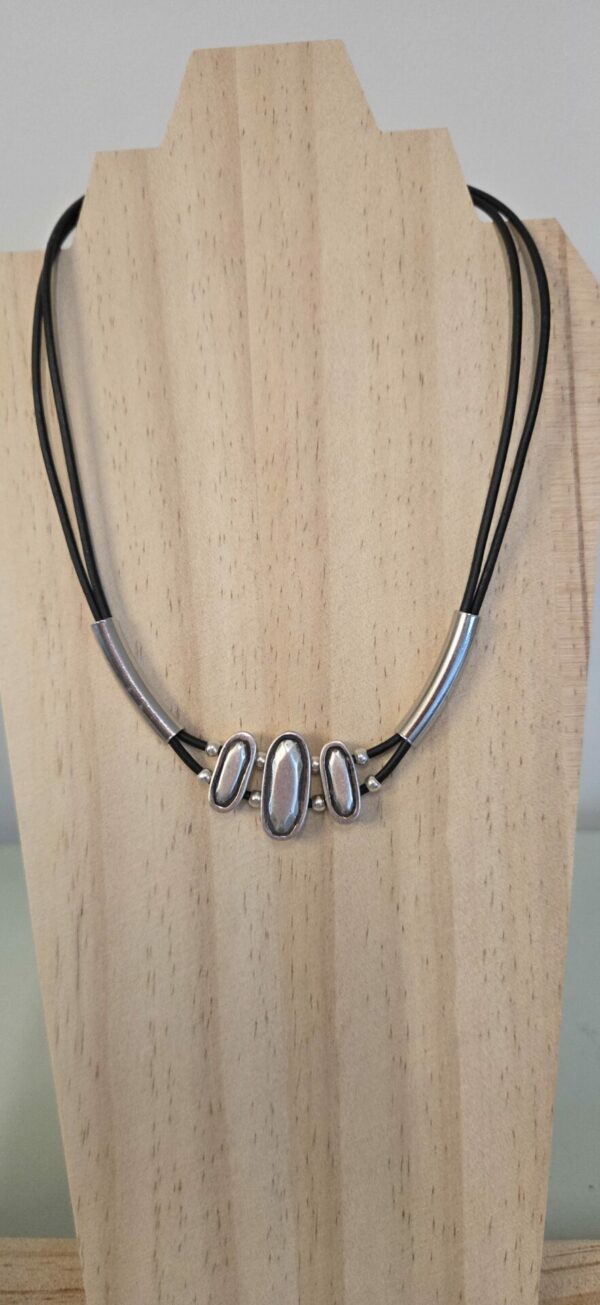 Collier femme cuir rond noir et passants et tubes argentés