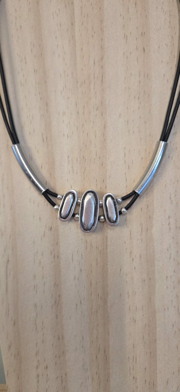 Collier femme cuir rond noir et passants et tubes argentés