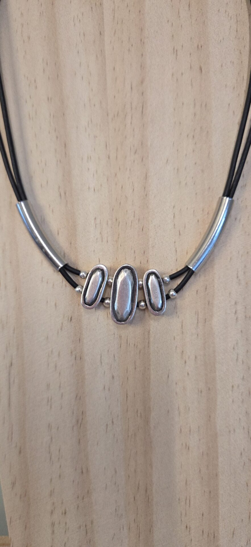 Collier femme cuir rond noir et passants et tubes argentés