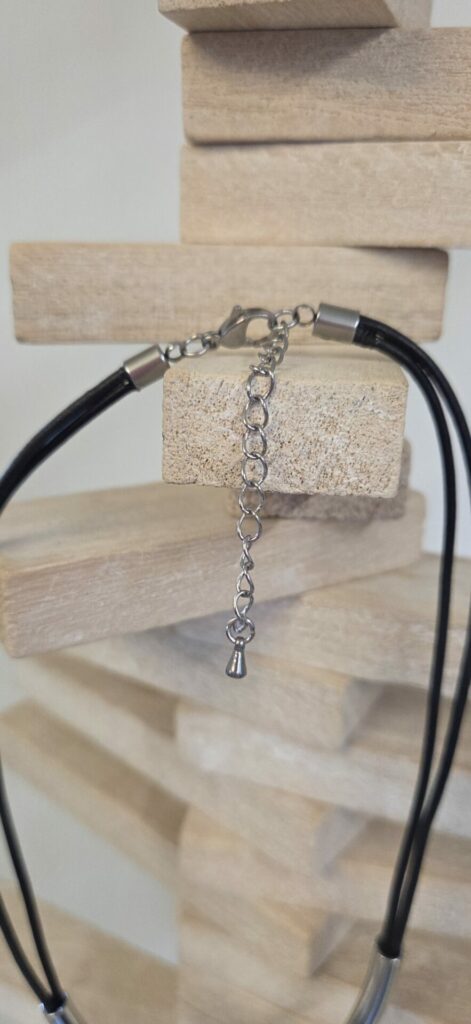 Collier femme cuir rond noir et passants et tubes argentés