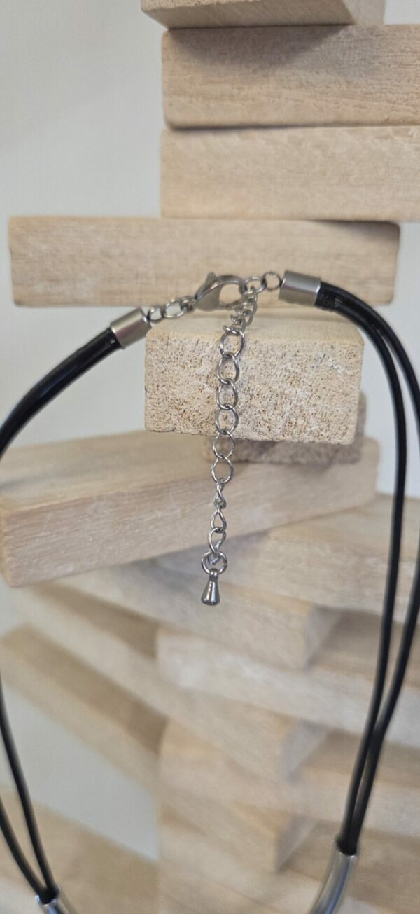 Collier femme cuir rond noir et passants et tubes argentés