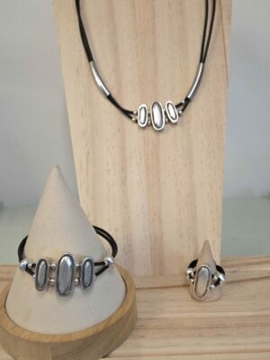 Collier femme cuir rond noir et passants et tubes argentés