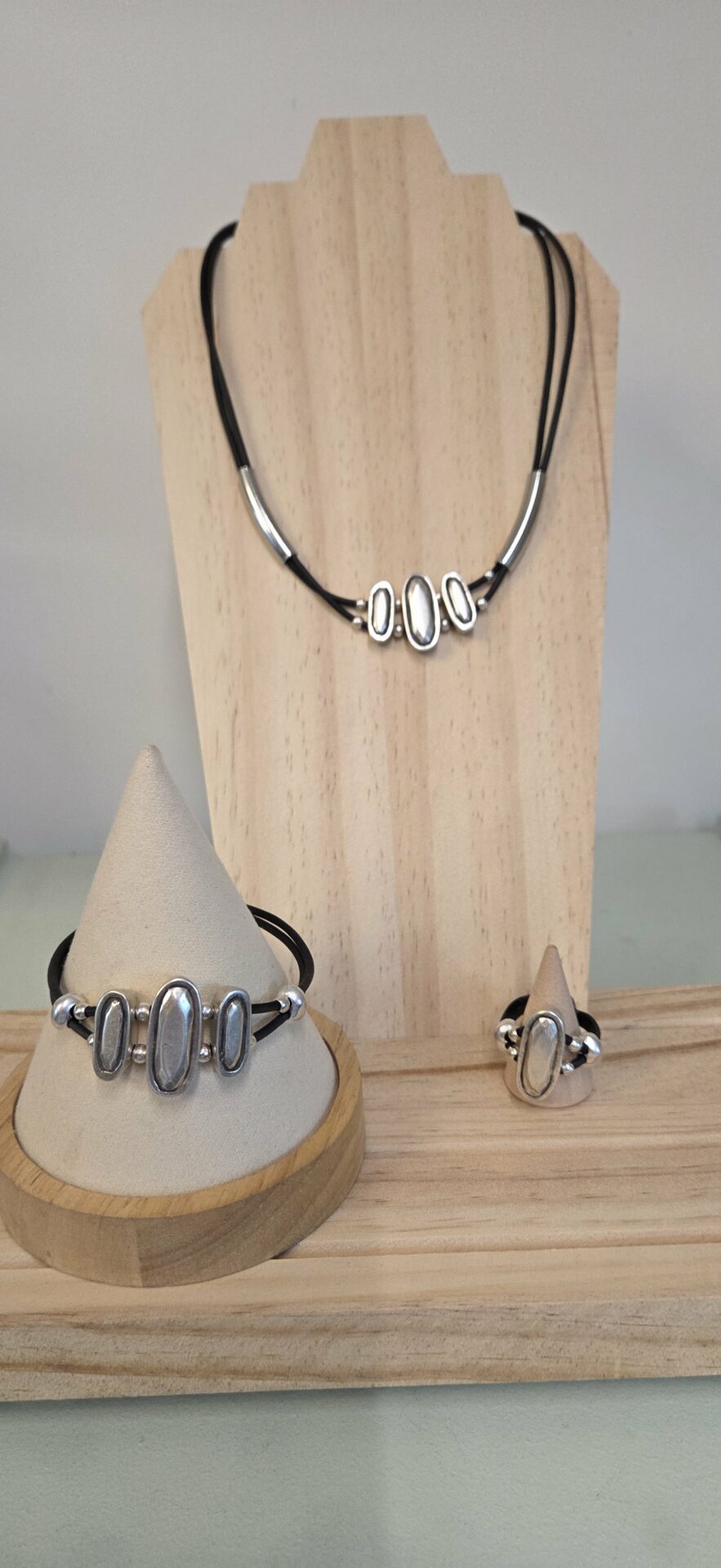 Collier femme cuir rond noir et passants et tubes argentés