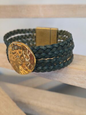 Manchette femme en cuir tressé plat vert et pastille martelée dorée