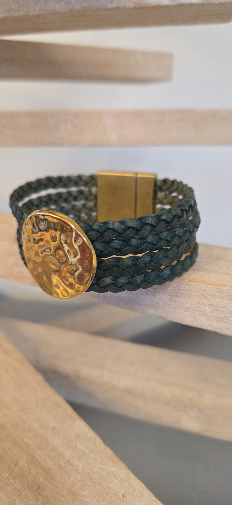 Manchette femme en cuir tressé plat vert et pastille martelée dorée