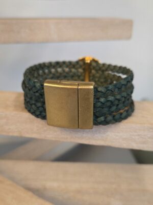 Manchette femme en cuir tressé plat vert et pastille martelée dorée