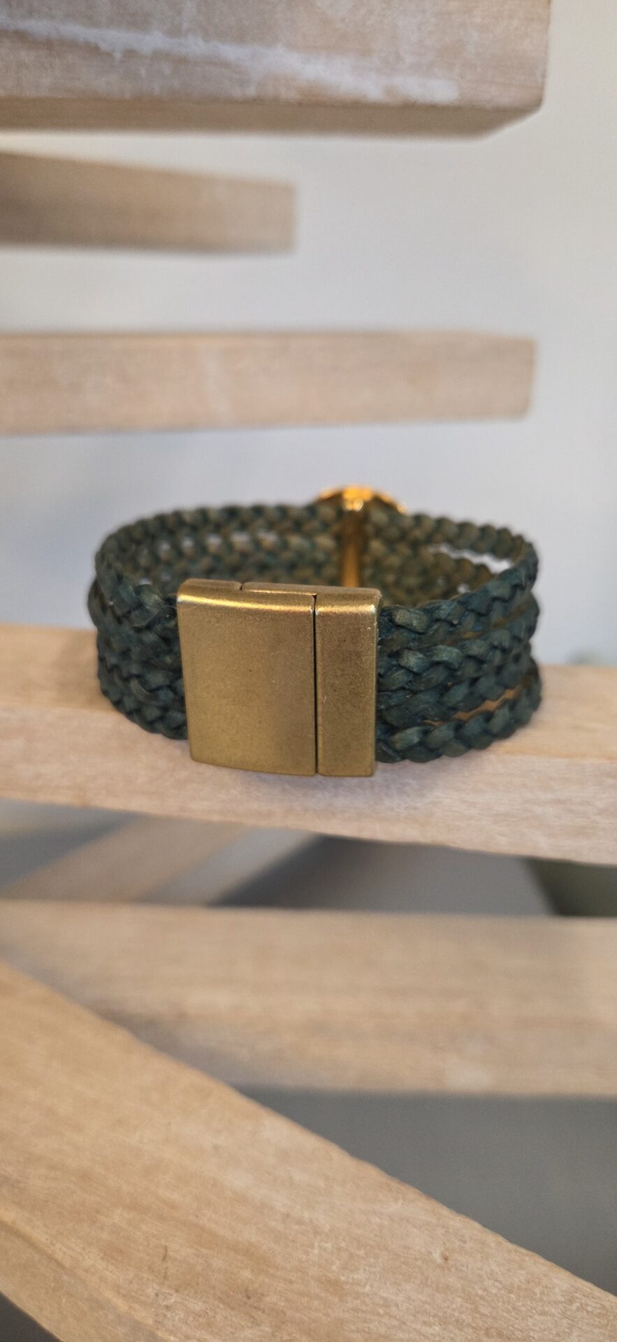 Manchette femme en cuir tressé plat vert et pastille martelée dorée