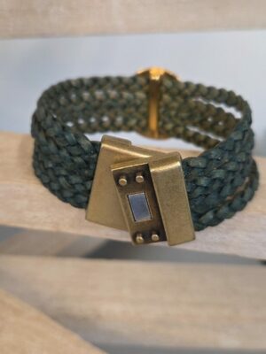 Manchette femme en cuir tressé plat vert et pastille martelée dorée