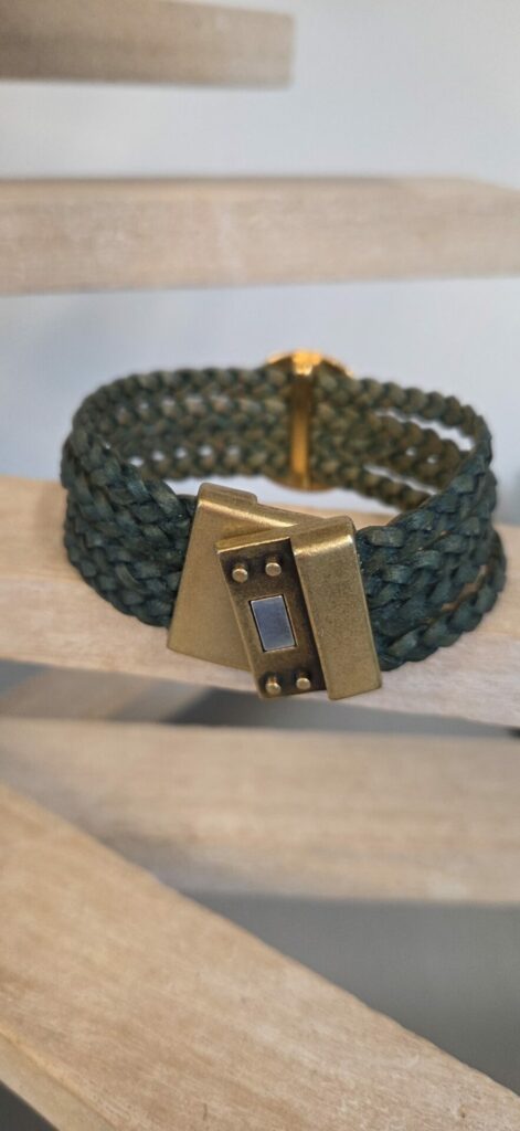 Manchette femme en cuir tressé plat vert et pastille martelée dorée