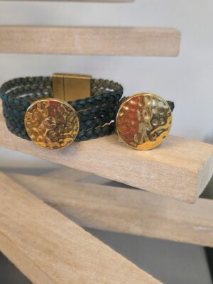 Manchette femme en cuir tressé plat vert et pastille martelée dorée