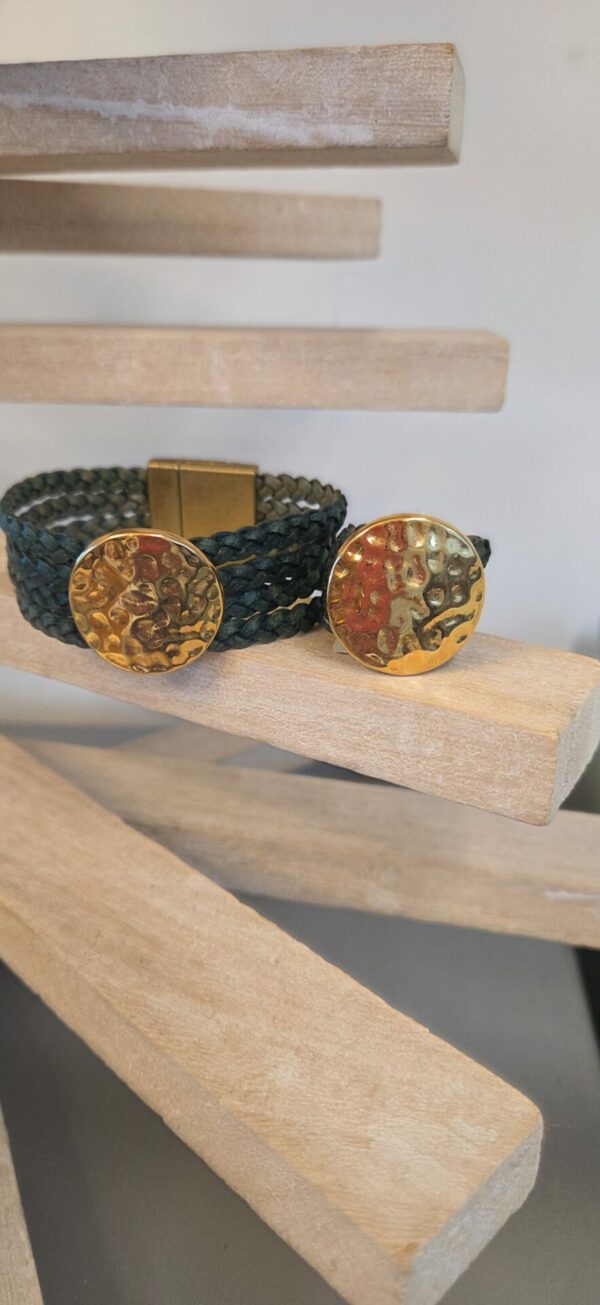 Manchette femme en cuir tressé plat vert et pastille martelée dorée