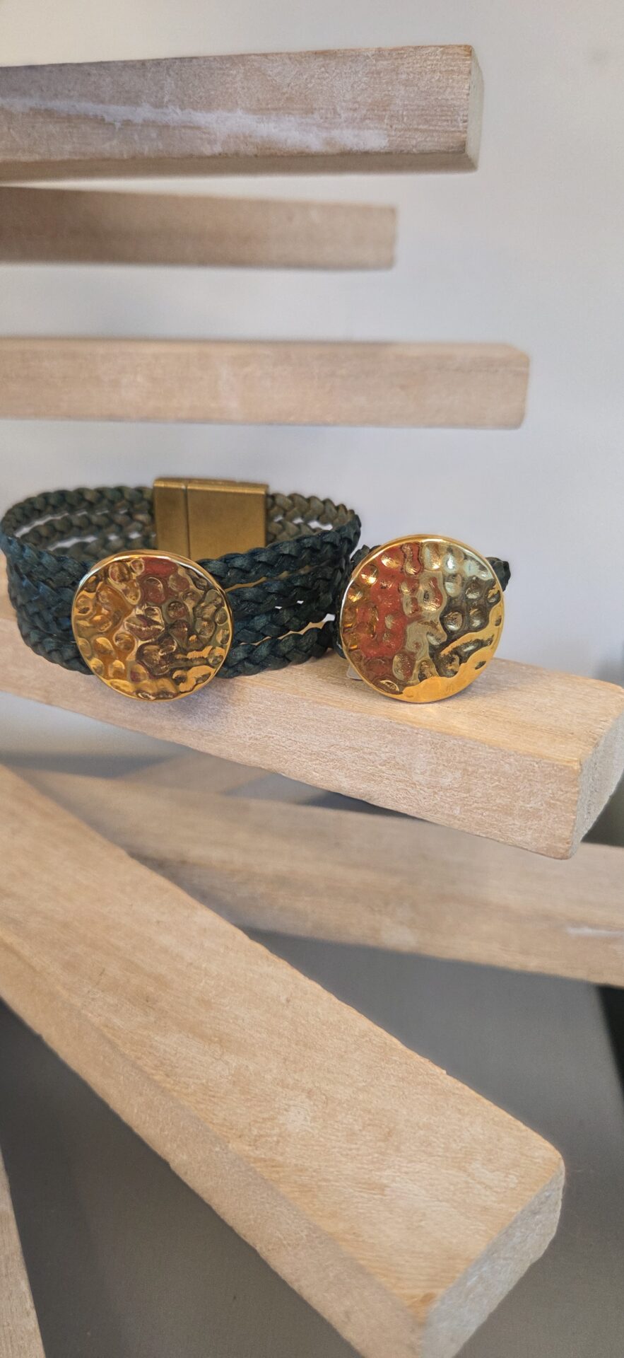 Manchette femme en cuir tressé plat vert et pastille martelée dorée