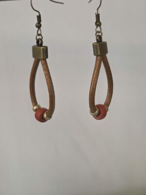 Boucle d'oreille en cuir rond bronze et perle céramique