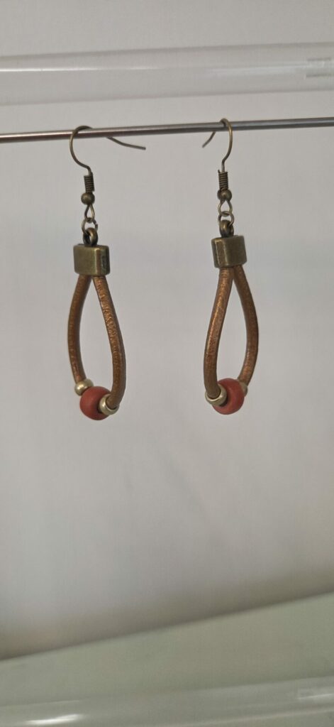 Boucle d'oreille en cuir rond bronze et perle céramique