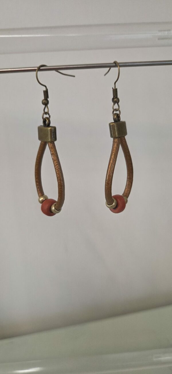 Boucle d'oreille en cuir rond bronze et perle céramique