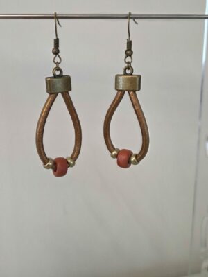 Boucle d'oreille en cuir rond bronze et perle céramique