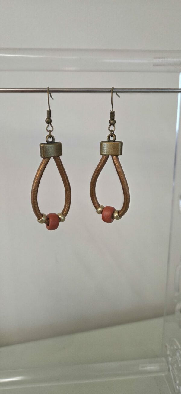 Boucle d'oreille en cuir rond bronze et perle céramique