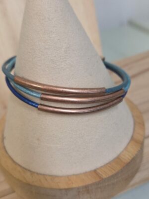 Bracelet femme trois cuirs ronds tons de bleu, tubes en cuivre