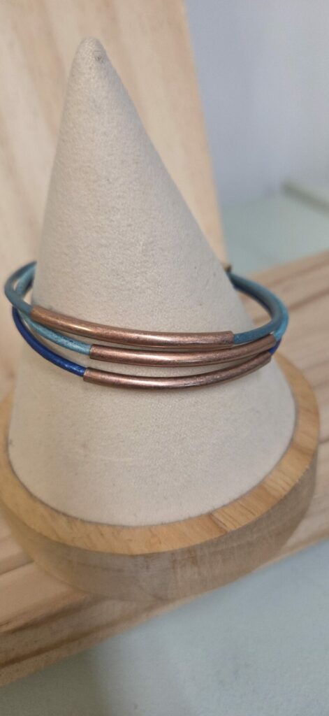 Bracelet femme trois cuirs ronds tons de bleu, tubes en cuivre