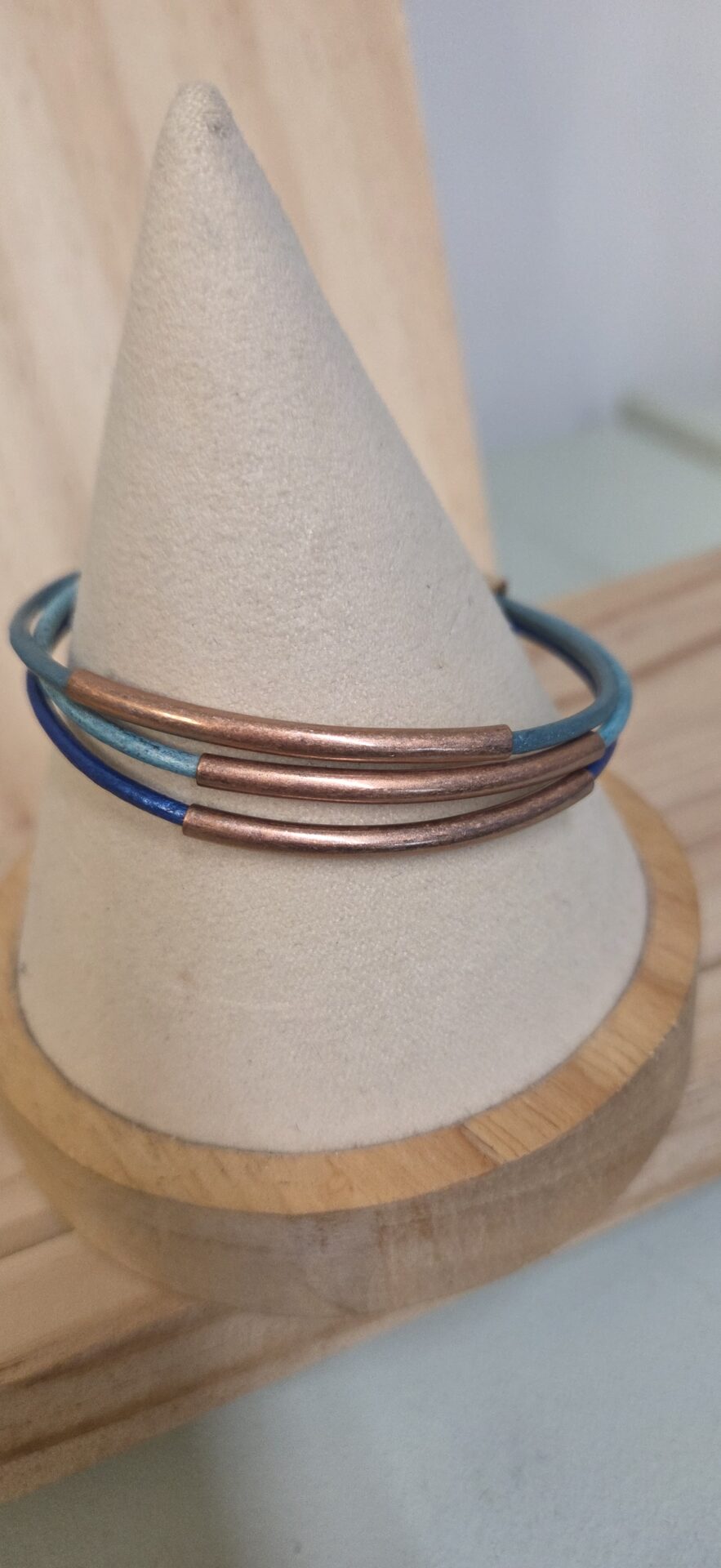 Bracelet femme trois cuirs ronds tons de bleu, tubes en cuivre