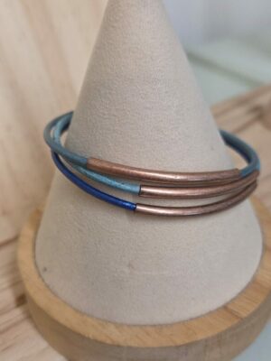 Bracelet femme trois cuirs ronds tons de bleu, tubes en cuivre