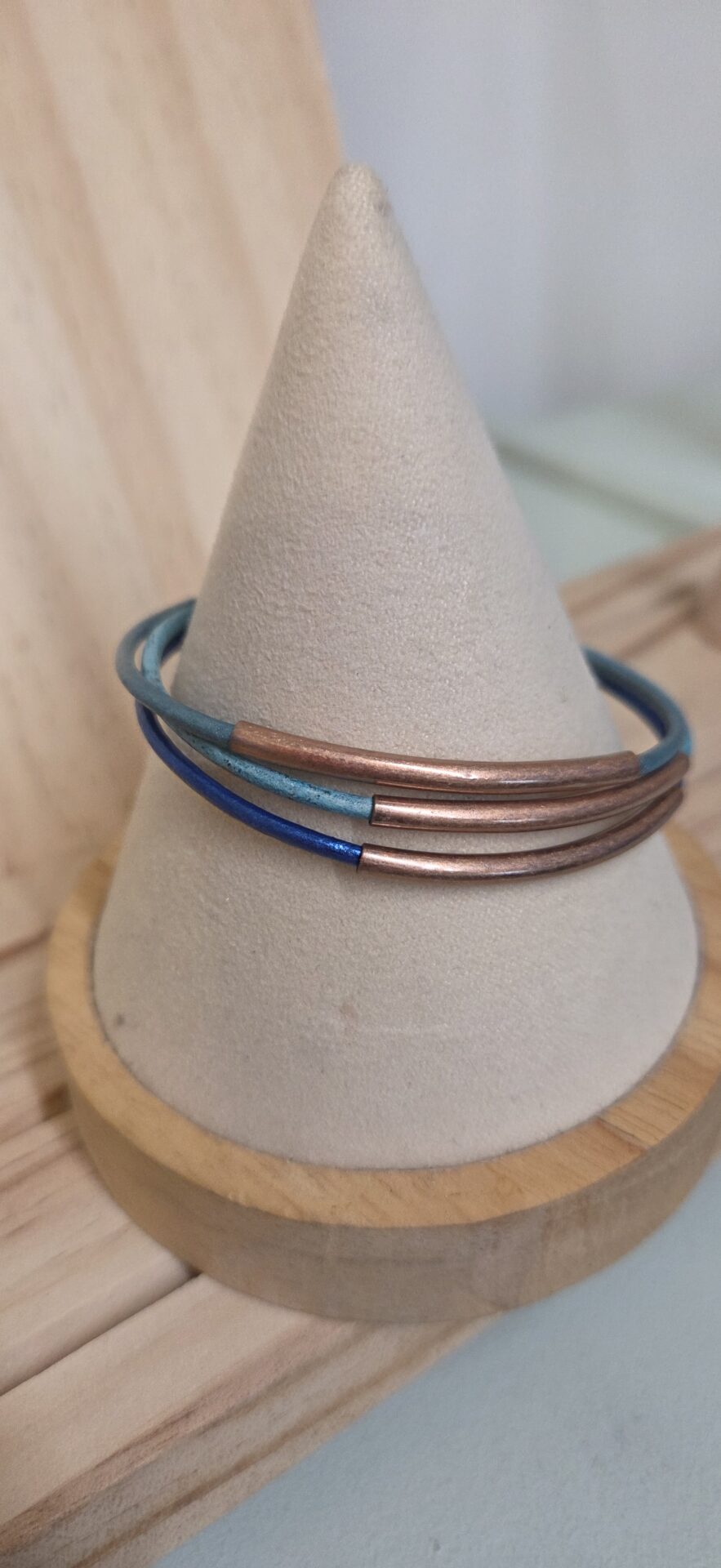 Bracelet femme trois cuirs ronds tons de bleu, tubes en cuivre