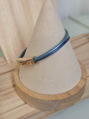 Bracelet femme trois cuirs ronds tons de bleu, tubes en cuivre